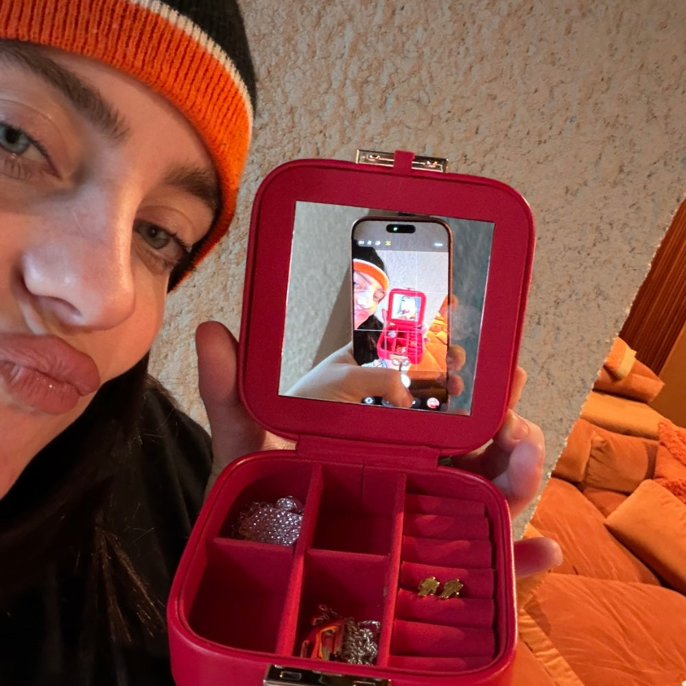 Billie Jewelry Box Selfie 3